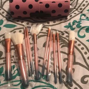 New makeup brush set with carrier